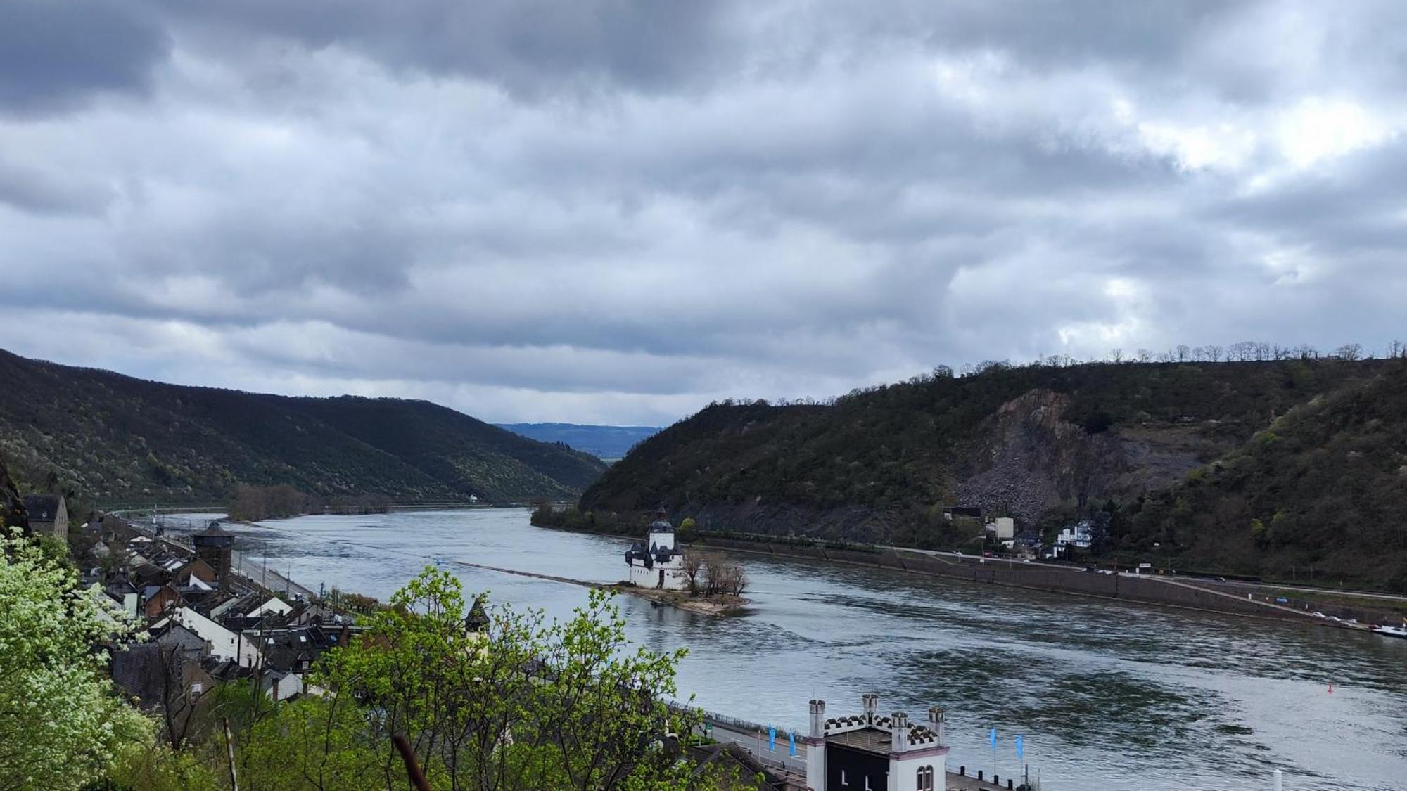 Direkt Am Rhein Mit Burgblick Nahe Rheinsteig Bis 8 Personen, 2 Baeder, 4 Zimmer, Kueche, Netflix Apartment Kaub Exterior foto
